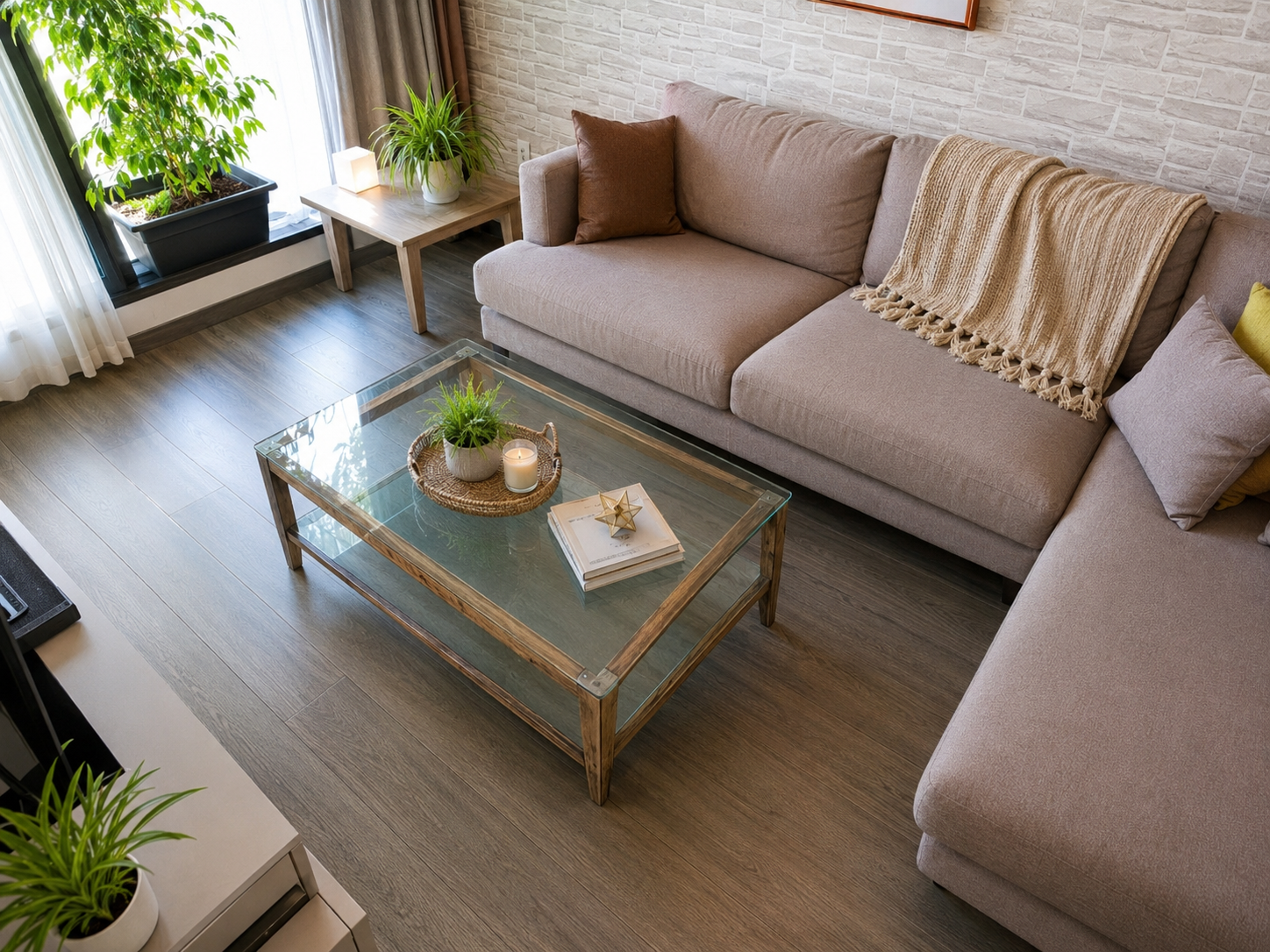 Sala de estar moderna y limpia con sofá beige